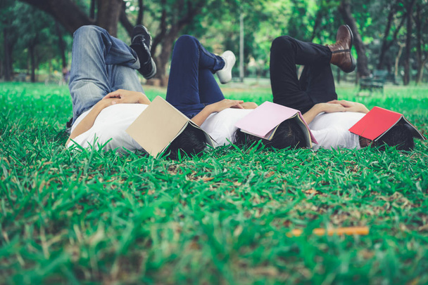 Estudiantes divertidos durmiendo con libros en la cara
. - Foto, imagen