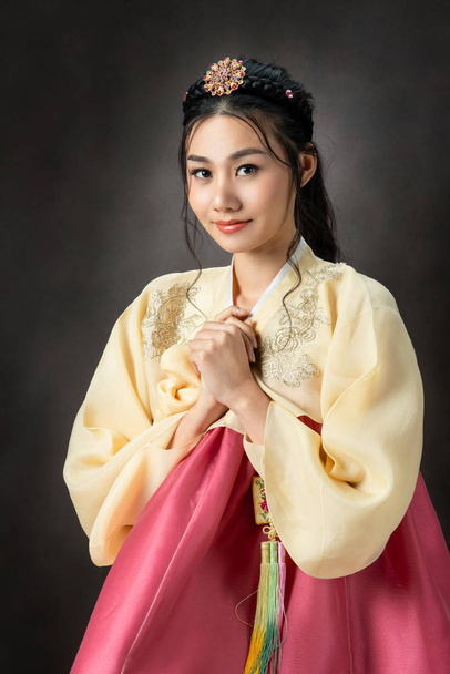 Koreański Kobieta w tradycyjnym koreańskiej sukni (Hanbok). - Zdjęcie, obraz