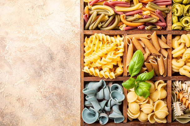 Válogatott színes olasz tészták-fából készült doboz - Fotó, kép