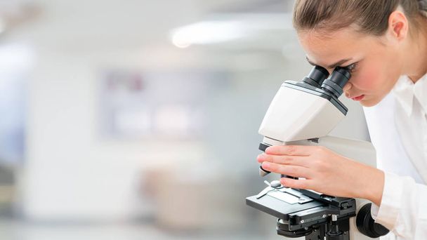 Naukowiec używa mikroskopu w laboratorium - Zdjęcie, obraz