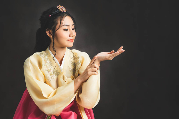 伝統的な韓国のドレスを着た韓国の女性(ハンボク). - 写真・画像