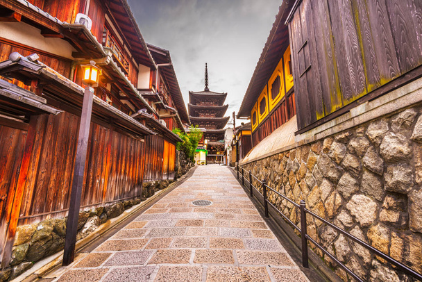 Kioto, Japani Higashiyaman alueen vanhan kaupungin kadut hämärässä
. - Valokuva, kuva