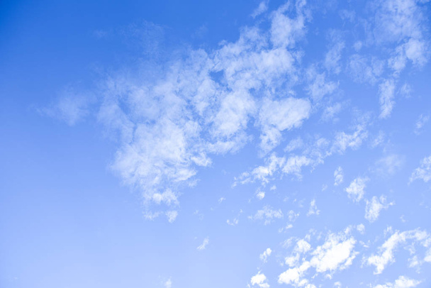Blauwe lucht en witte wolken voor achtergrond - Foto, afbeelding