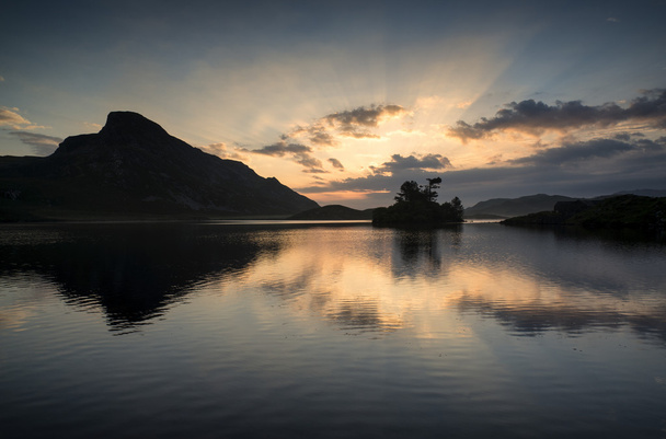 山と湖の日の出反射見事な美しい風景 - 写真・画像