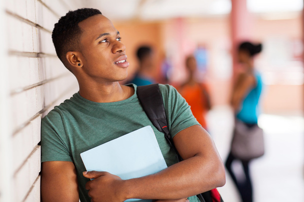 jonge Afrikaanse Amerikaanse college jongen - Foto, afbeelding