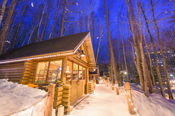 Furano, Hokkaido, Giappone cabine invernali al crepuscolo. - Foto, immagini