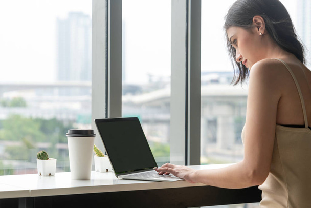 mujer de negocios utilizando el ordenador portátil en la cafetería
. - Foto, Imagen
