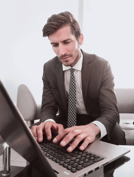 hombre de negocios utiliza un ordenador portátil para encontrar la información necesaria
. - Foto, imagen