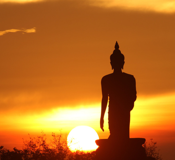 Silhouette einer Buddha-Statue - Foto, Bild