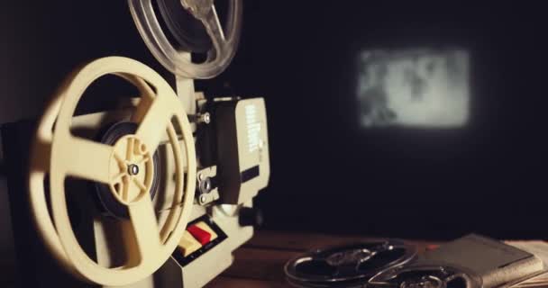 ρετρό 8mm φιλμ προβολέα που δείχνει την ταινία στον τοίχο στο σκοτεινό δωμάτιο - Πλάνα, βίντεο