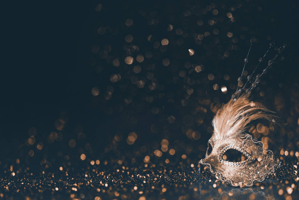 Luxus velencei maszkot sötét godlen bokeh háttér. Új év a - Fotó, kép