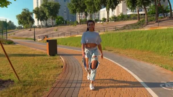 усміхнена змішана гонка жіноча прогулянка на відкритому повітрі міський пейзаж сонячне світло
 - Кадри, відео