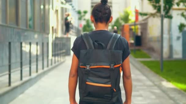 arrière vue hipster guy marche dans ville urbaine
 - Séquence, vidéo