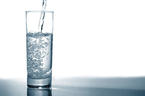 glas water gieten - Foto, afbeelding