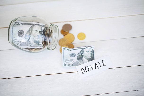 Donaties en liefdadigheid. Donatie concept. Een donatie doos op de witte achtergrond - Foto, afbeelding