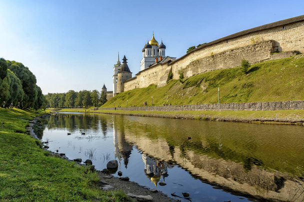 Holy Trinity Cathedral in Pskov is the main attraction of the city, one of the oldest churches in Russia.  - Foto, imagen