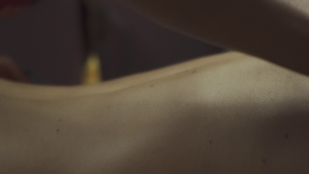 Mãos de massagista acariciando as costas e os lados da menina. Massagem nas costas saudável de uma massagista tailandesa. Close-up
. - Filmagem, Vídeo