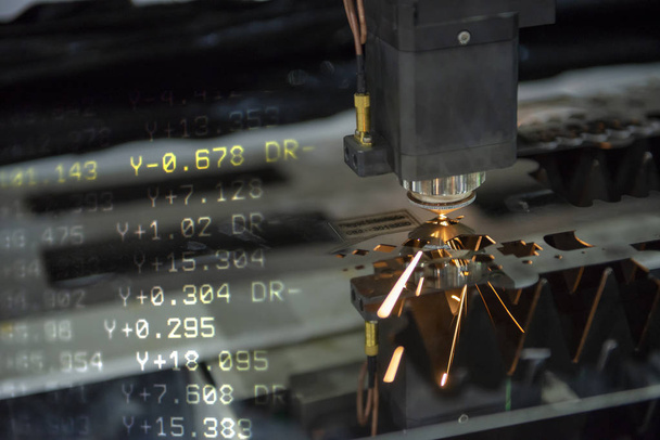 De abstracte scène van CNC Fiber lasersnijmachine - Foto, afbeelding