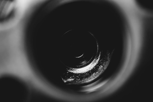 Imagen de fondo monocromática del filtro de aceite de cerca. Obras de arte de autopartes en macrofotografía en escala de grises
. - Foto, imagen