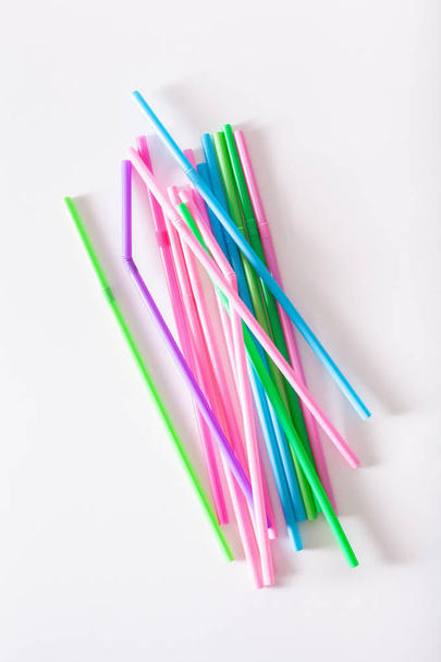 Одноразові пластикові пивні соломинки
 - Фото, зображення