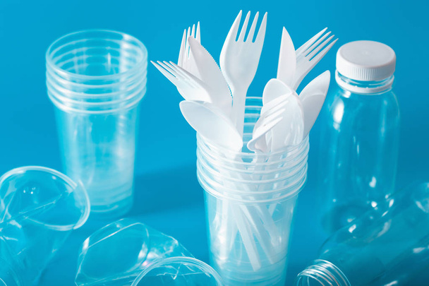 vasos de plástico de un solo uso, tenedores, cucharas. concepto de reciclaje pla
 - Foto, Imagen