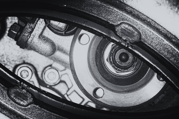Ασυνήθιστο ρομποτικό μάτι σε στυλ Στάν σε αποχρώσεις του γκρι. Εστιασμένη ρομπότ εμφάνιση. Μονόχρωμος μοτίβο φόντου κοντινό-up. - Φωτογραφία, εικόνα