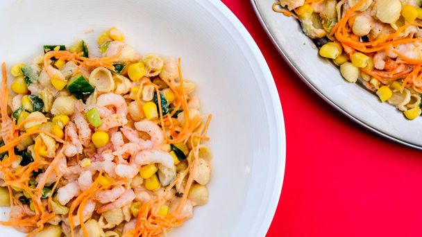 Salade saine de crevettes et pâtes de style méditerranéen
 - Photo, image