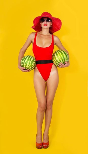 meisje met watermeloen - Foto, afbeelding