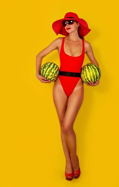 girl with watermelon - Foto, imagen