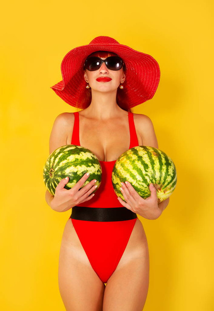 girl with watermelon - Fotoğraf, Görsel
