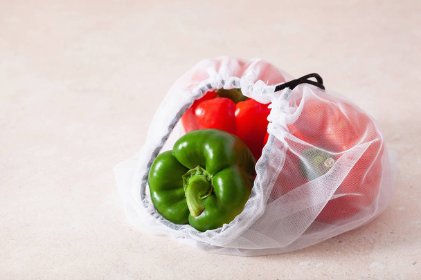 paprika zeleninová s nepoužitelnou nylonovým sáčkem, plastový nulový odpad - Fotografie, Obrázek