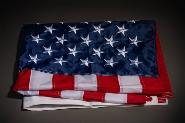bandiera degli Stati Uniti su sfondo scuro - Foto, immagini