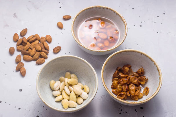 Making almond milk from peeled nuts - Foto, afbeelding
