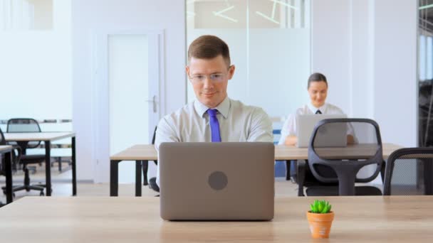ritratto uomo d'affari utilizzando laptop sul posto di lavoro
 - Filmati, video