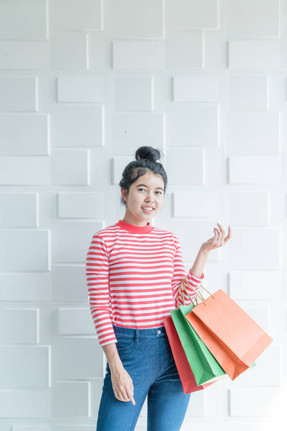 Asian woman holding shopping bags - Фото, зображення