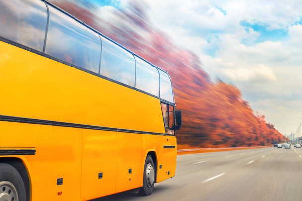 Grande luxo ônibus turístico confortável dirigindo através de outono dourado
 - Foto, Imagem