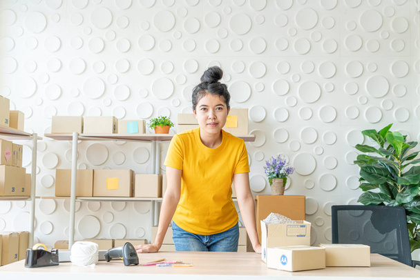 Asiático Mulheres empresário trabalhando em casa com caixa de embalagem em w
 - Foto, Imagem