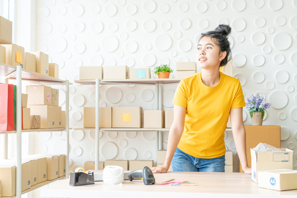 Asiático Mulheres empresário trabalhando em casa com caixa de embalagem em w
 - Foto, Imagem