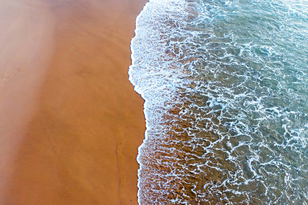 Letecká horní střela z vln oceánu na pláži - Fotografie, Obrázek