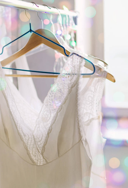 Vintage Lace Bridal Wedding witte lingerie op hangers, Mid Century stijl, selectieve ondiepe focus - Foto, afbeelding