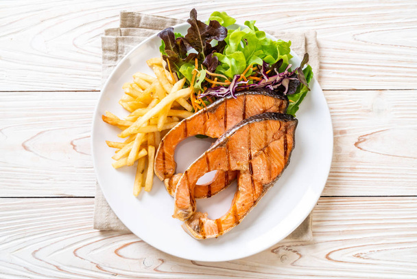 grilled salmon steak fillet with french fries - Foto, immagini