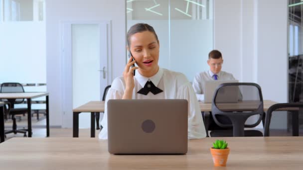Porträt Geschäftsfrau hat Telefongespräche am Arbeitsplatz - Filmmaterial, Video