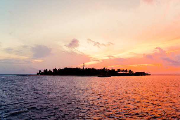 Himmel bei Sonnenuntergang mit Malediven-Insel - Foto, Bild
