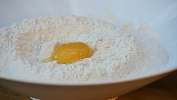 Edding egg yolk on flour - Video, Çekim