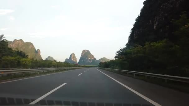 Çin'in Guangxi eyaletinde pirinç tarlaları ve karst kayaları ile sürüş bakış görüntüleri noktası - Video, Çekim