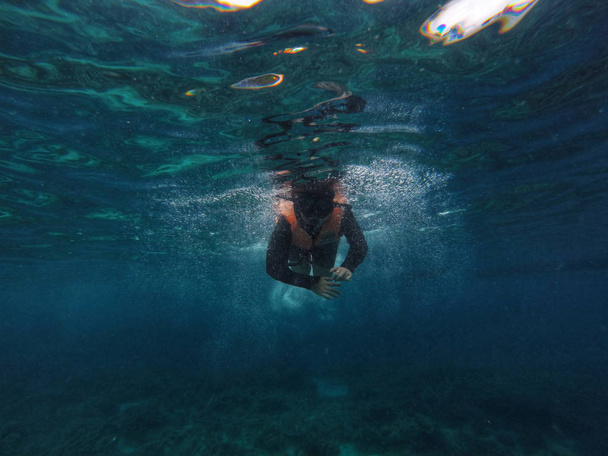 Le donne fanno snorkeling nel Mar delle Andamane in Thailandia
. - Foto, immagini