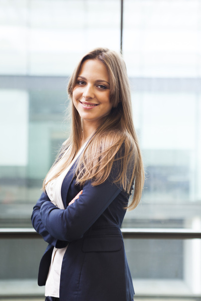 Portrait of a well-dressed young business woman with cross-armed - Foto, Imagem