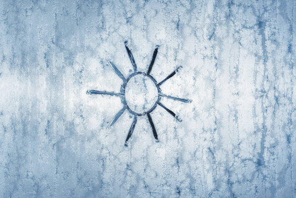 Sole che disegna su una finestra ghiacciata. Sfondo invernale
 - Foto, immagini