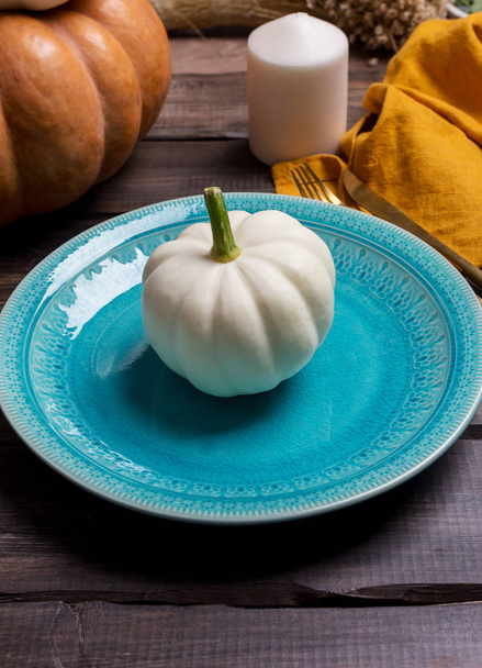 White pumpkin on blue plate with napkin on wood background - Φωτογραφία, εικόνα