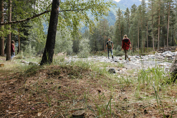 3 toeristen vonden een clearing in het bos - Foto, afbeelding